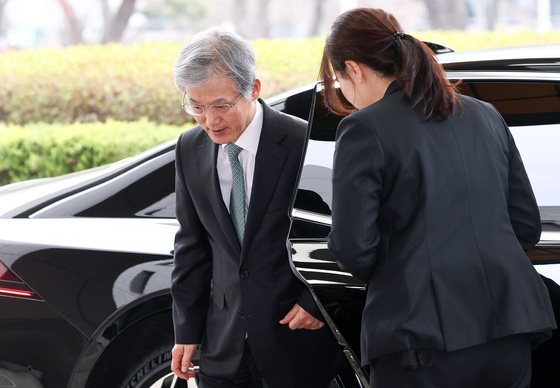 차량에서 내리는 조희대 대법원장