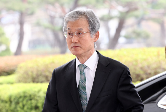 대법원 청사 출근하는 조희대 대법원장