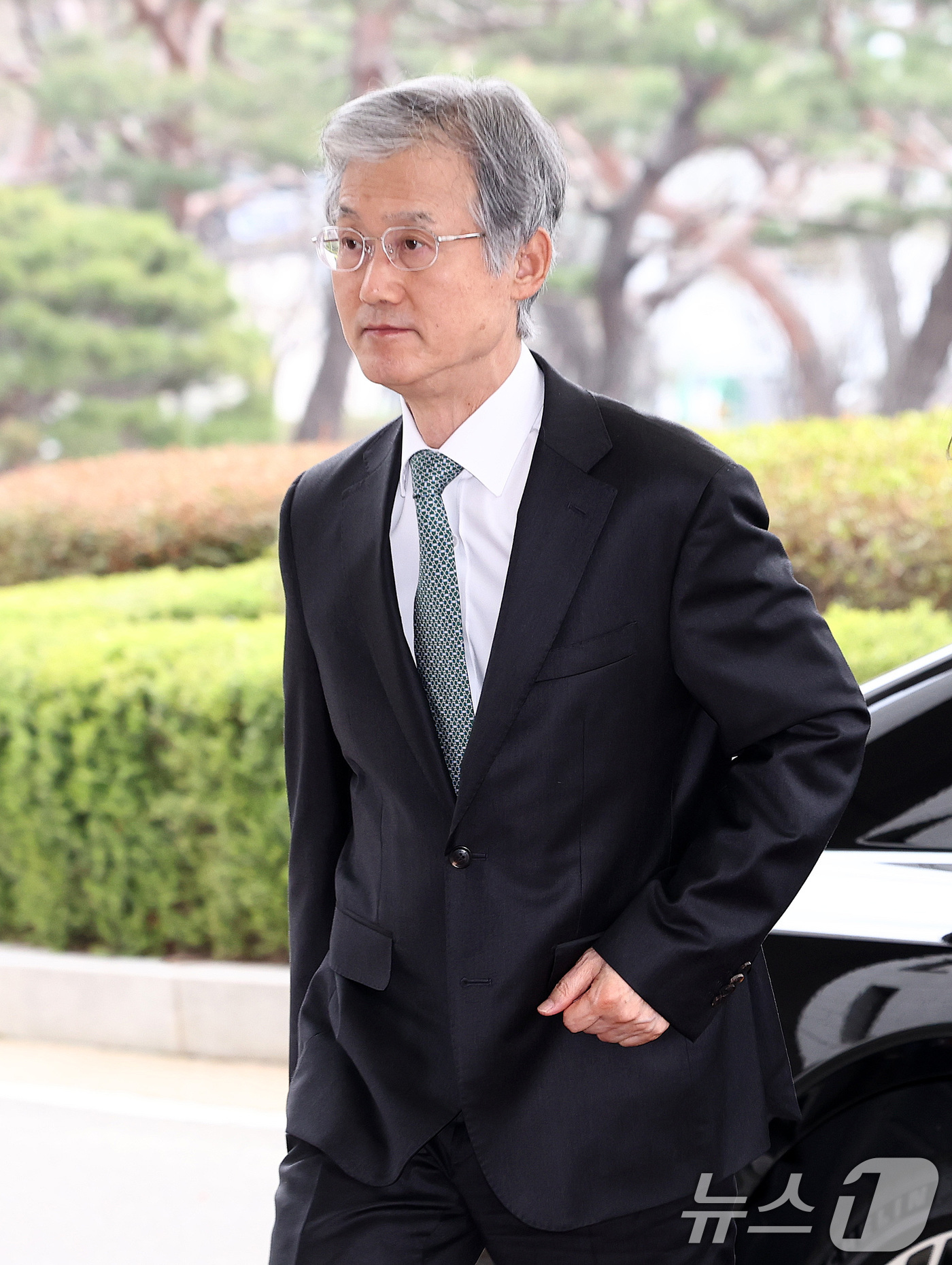 (서울=뉴스1) 최지환 기자 = 조희대 대법원장이 30일 오전 서울 서초구 대법원으로 출근하고 있다. 2026.3.30/뉴스1