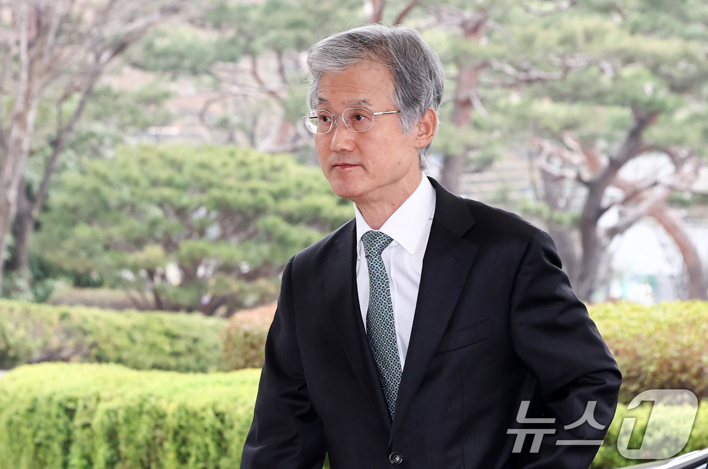 (서울=뉴스1) 최지환 기자 = 조희대 대법원장이 30일 오전 서울 서초구 대법원으로 출근하고 있다. 2026.3.30/뉴스1