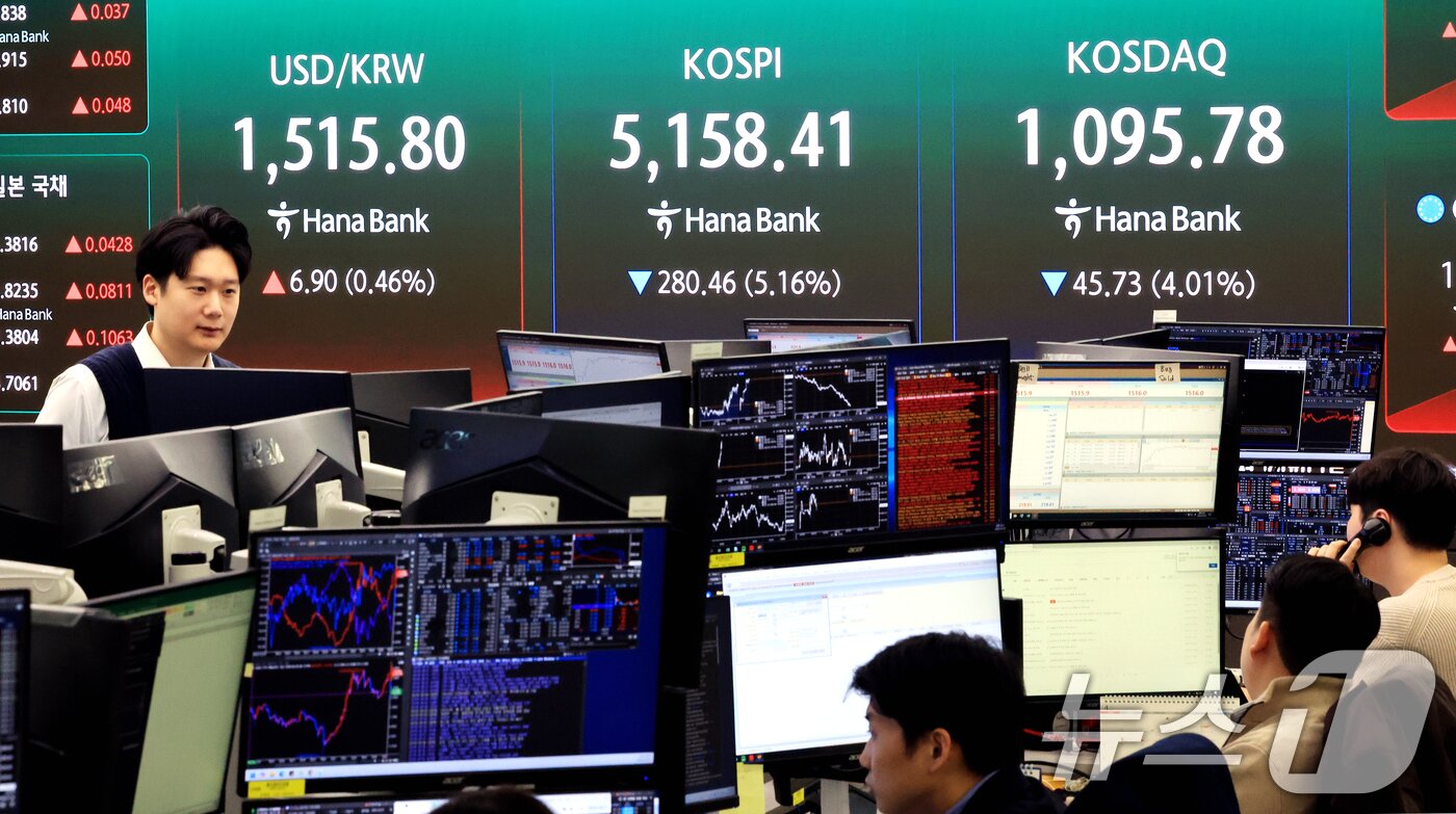 본문 이미지 - 30일 서울 중구 하나은행 딜링룸 전광판에 증시 시황이 표시되고 있다.  2026.3.30 ⓒ 뉴스1 이호윤 기자