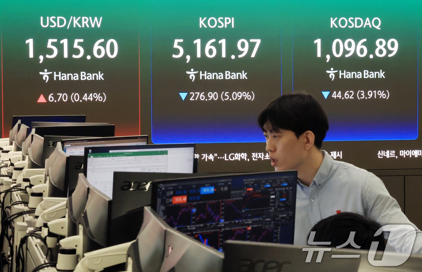 본문 이미지 - 30일 서울 중구 하나은행 딜링룸 전광판에 증시 시황이 표시되고 있다.  2026.3.30 ⓒ 뉴스1 이호윤 기자