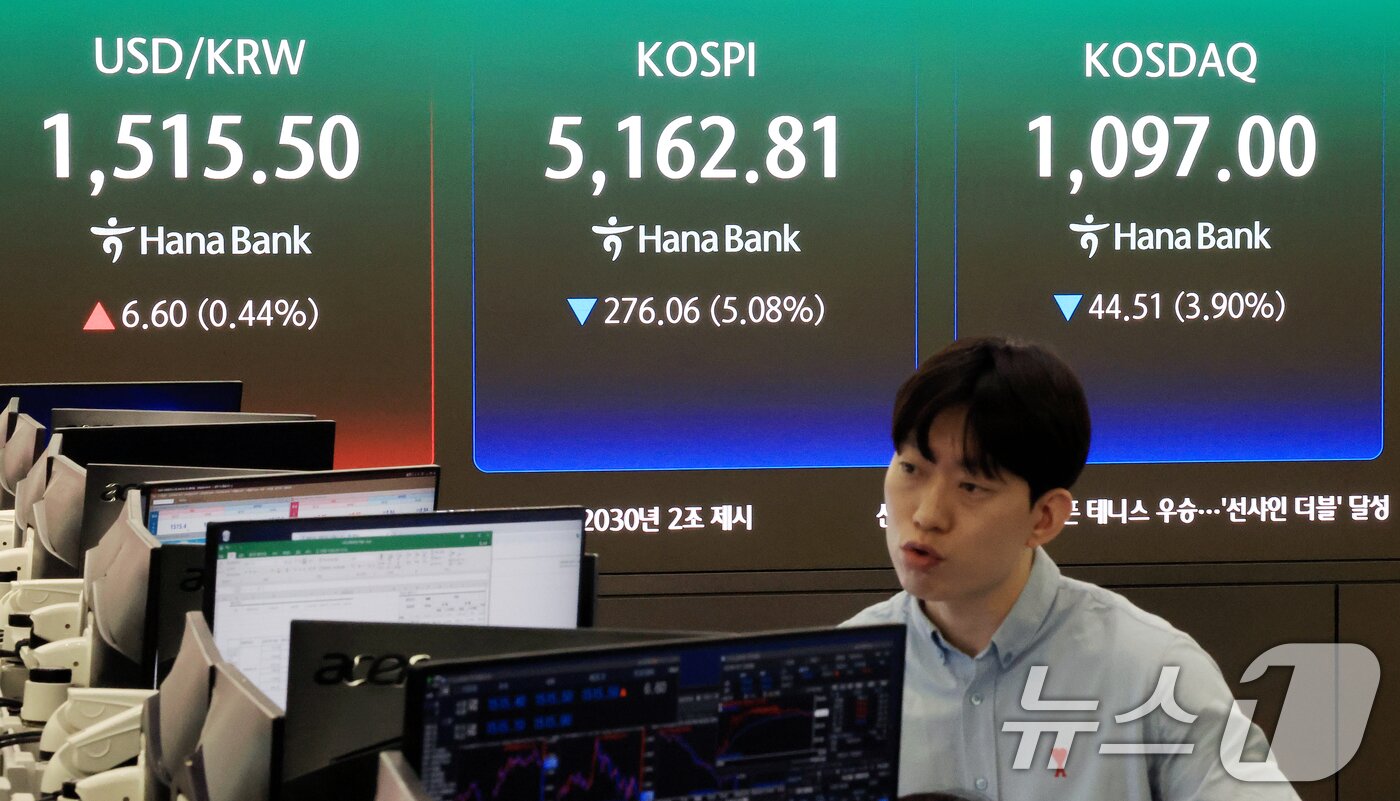 본문 이미지 - 30일 서울 중구 하나은행 딜링룸 전광판에 증시 시황이 표시되고 있다.  2026.3.30 ⓒ 뉴스1 이호윤 기자