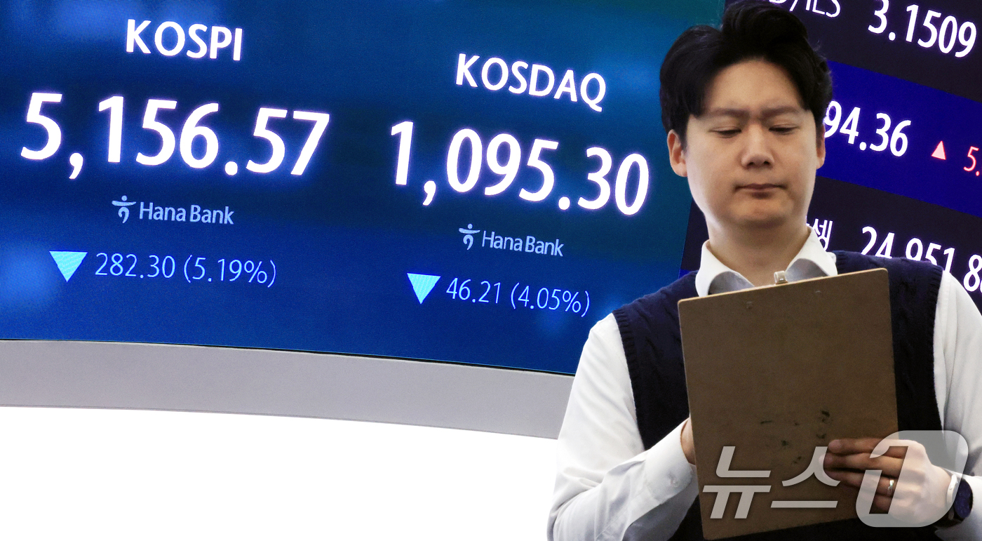 (서울=뉴스1) 이호윤 기자 = 30일 서울 중구 하나은행 딜링룸 전광판에 증시 시황이 표시되고 있다. 이날 코스피는 전 거래일 대비 257.07포인트(4.73%) 내린 5181. …