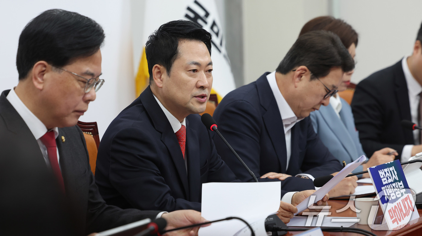 (서울=뉴스1) 박지혜 기자 = 장동혁 국민의힘 대표가 30일 서울 여의도 국회에서 열린 최고위원회의에 참석해 모두 발언을 하고 있다.  2026.3.30/뉴스1