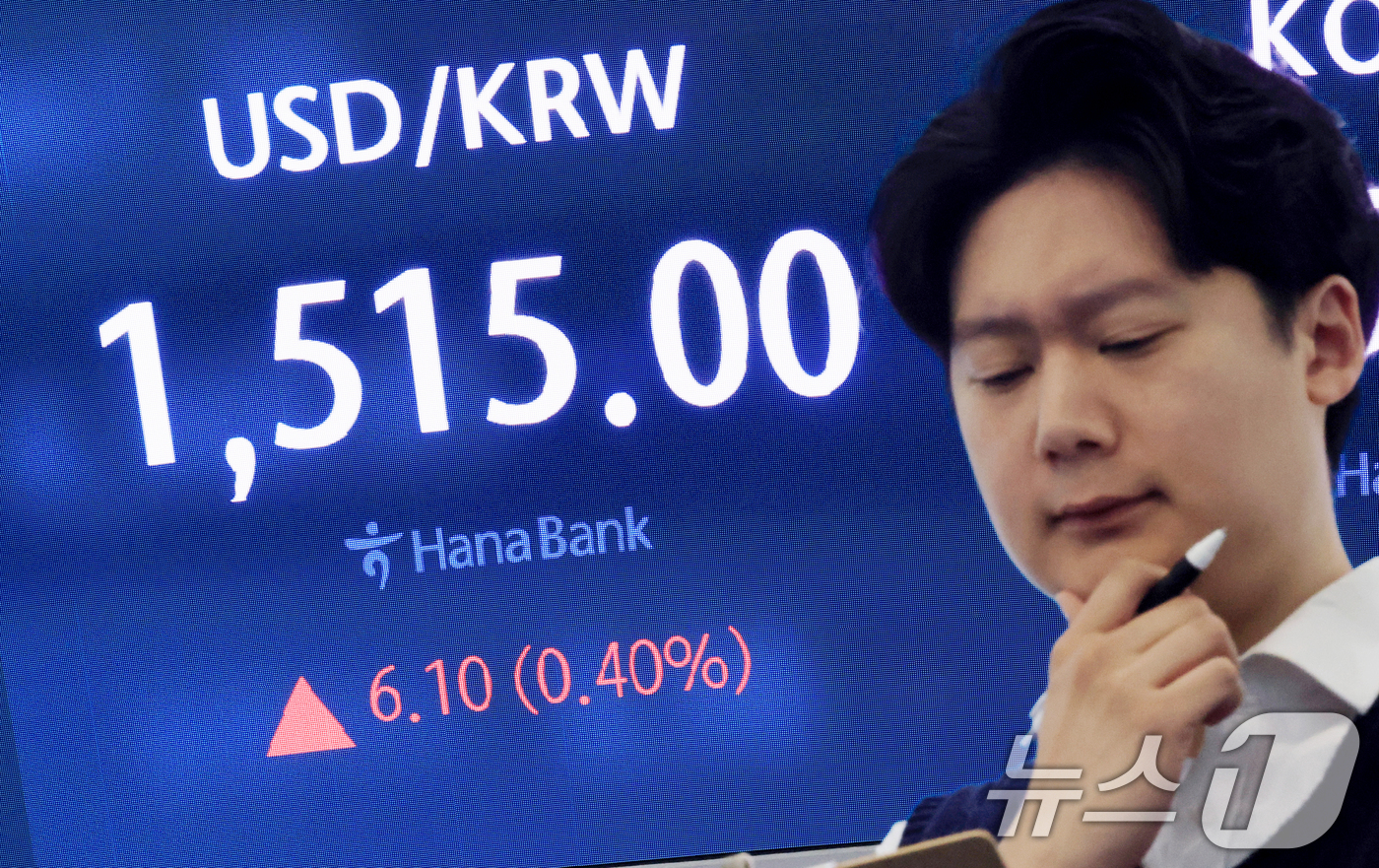 (서울=뉴스1) 이호윤 기자 = 30일 서울 중구 하나은행 딜링룸 전광판에 증시 시황이 표시되고 있다. 이날 코스피는 전 거래일 대비 257.07포인트(4.73%) 내린 5181. …