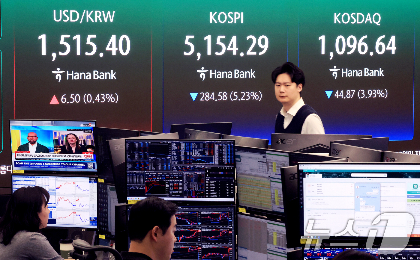 (서울=뉴스1) 이호윤 기자 = 30일 서울 중구 하나은행 딜링룸 전광판에 증시 시황이 표시되고 있다. 이날 코스피는 전 거래일 대비 257.07포인트(4.73%) 내린 5181. …