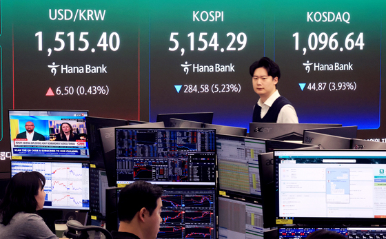 月 30조 팔아치운 외국인…'네 종목'엔 2000억 이상 담은 이유