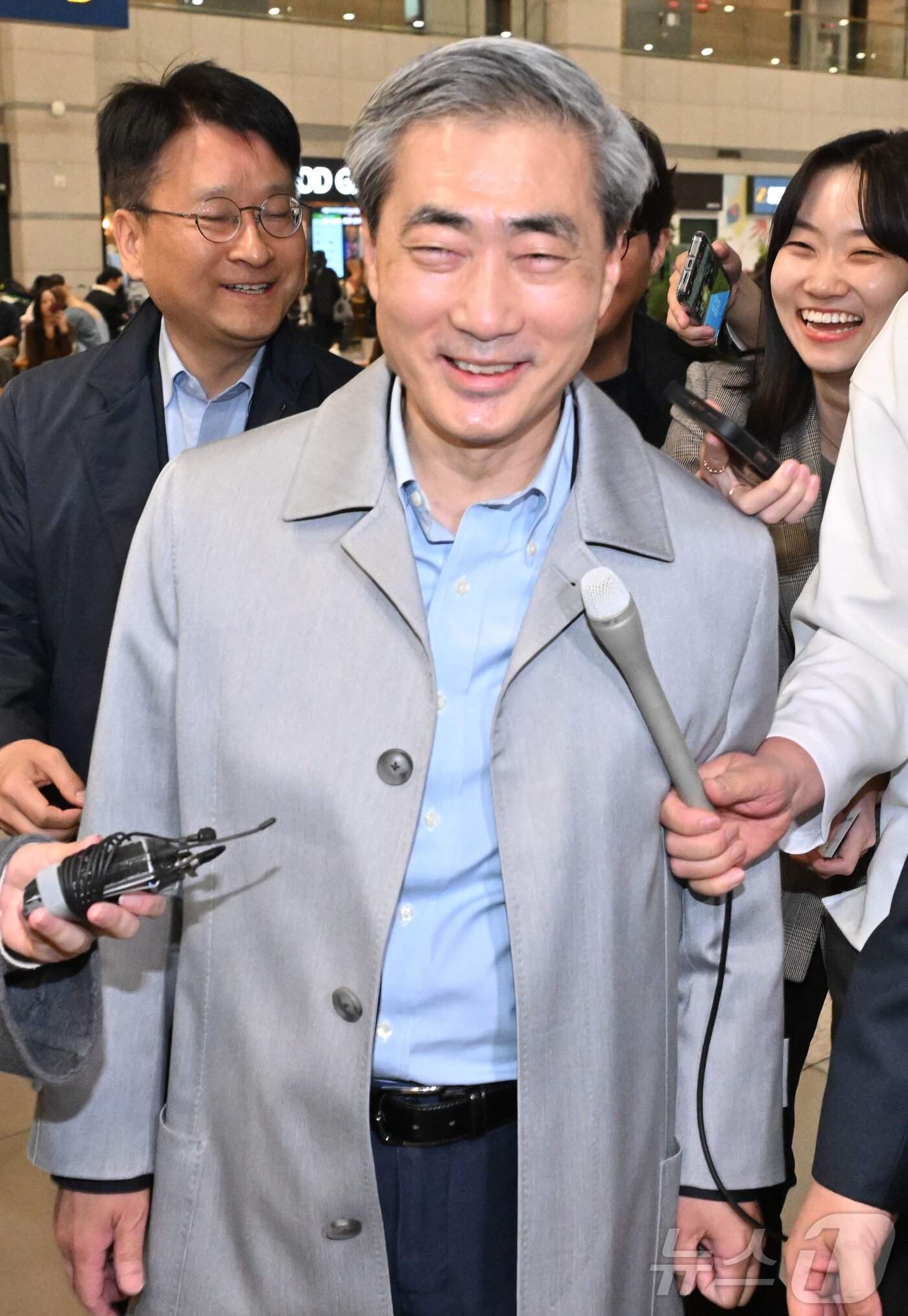 본문 이미지 - 신현송 한국은행 총재 후보자가 30일 오전 인천국제공항 제1터미널을 통해 귀국하고 있다. (공동취재) 2026.3.30 ⓒ 뉴스1 박정호 기자