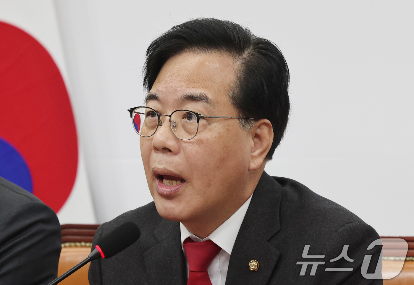 (서울=뉴스1) 박지혜 기자 = 송언석 국민의힘 원내대표가 30일 서울 여의도 국회에서 열린 최고위원회의에서 모두 발언을 하고 있다. 2026.3.30/뉴스1