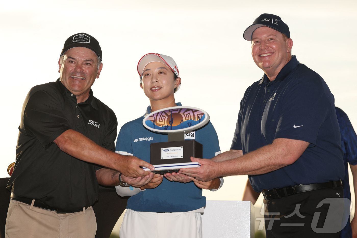 (AFP=뉴스1) 박세연 기자 = 29일(현지시간) 미국 애리조나주 피닉스의 월윈드 골프클럽(파72)에서 열린 LPGA투어 포드 챔피언십피닉스에서 우승한 김효주 선수가 트로피를 들 …