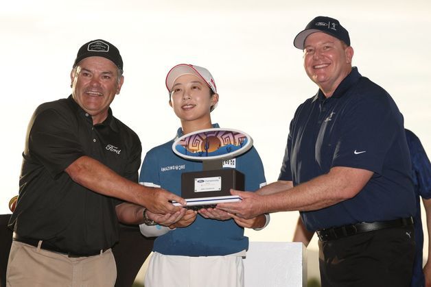 우승 트로피 받는 김효주