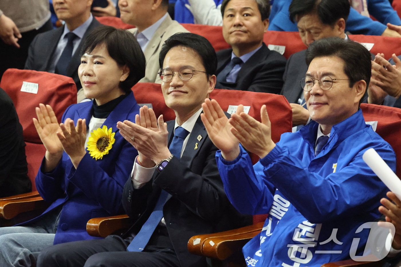 (서울=뉴스1) 이승배 기자 = 30일 서울 여의도 국회 의원회관에서 열린 더불어민주당 현장최고위원회의에서 전현희, 박주민, 정원오 서울시장 예비후보가 박수치고 있다. 2026.3 …