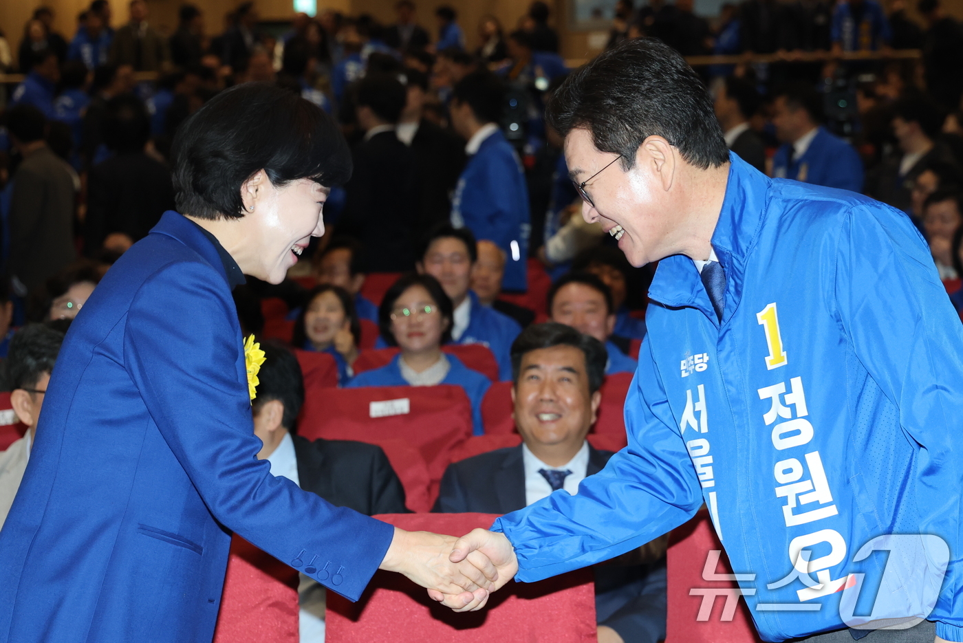 (서울=뉴스1) 이승배 기자 = 30일 서울 여의도 국회 의원회관에서 열린 더불어민주당 현장최고위원회의에서 전현희, 정원오 서울시장 예비후보가 인사를 나누고 있다. 2026.3.3 …