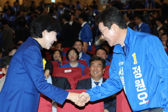 악수하는 전현희-정원오 서울시장 예비후보