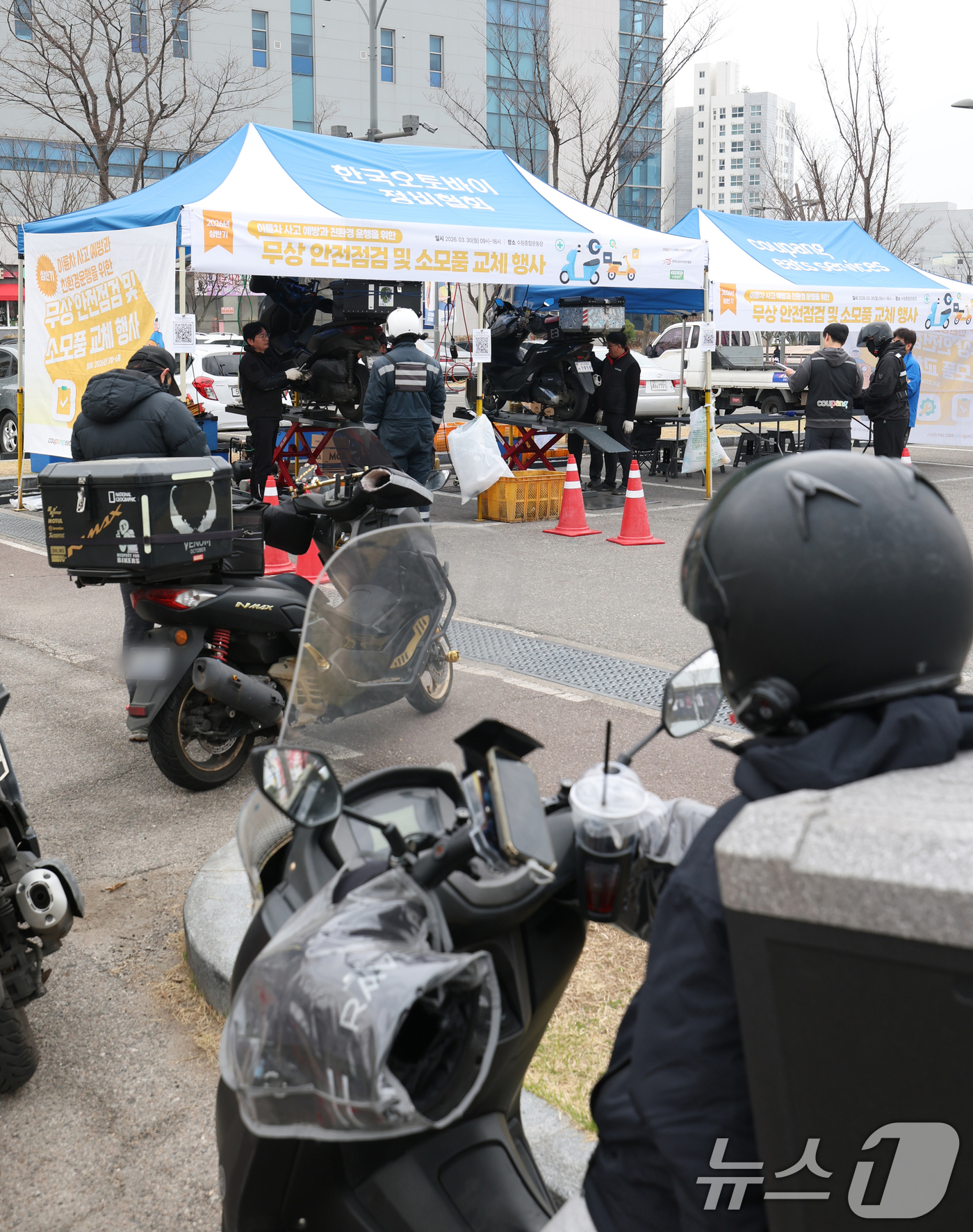 (수원=뉴스1) 김영운 기자 = 30일 경기 수원시 장안구 수원종합운동장에서 열린 '이륜차 사고 예방과 친환경운행을 위한 무상 안전점검 및 소모품 교체 행사'에서 배달 노동자들이 …