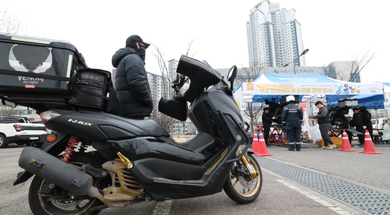 무상 점검 서비스 기다리는 배달 노동자들