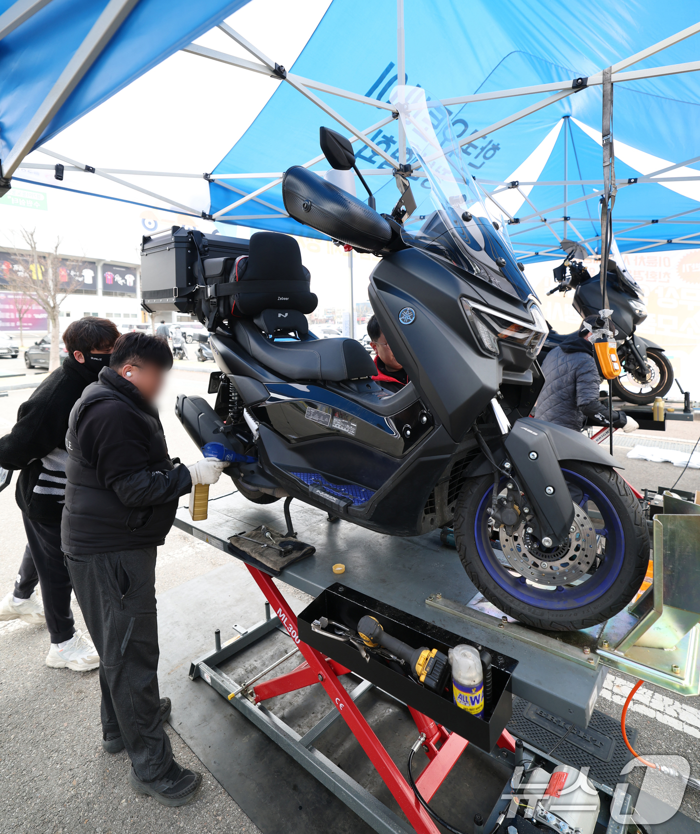 (수원=뉴스1) 김영운 기자 = 30일 경기 수원시 장안구 수원종합운동장에서 열린 '이륜차 사고 예방과 친환경운행을 위한 무상 안전점검 및 소모품 교체 행사'에서 배달 노동자들이 …