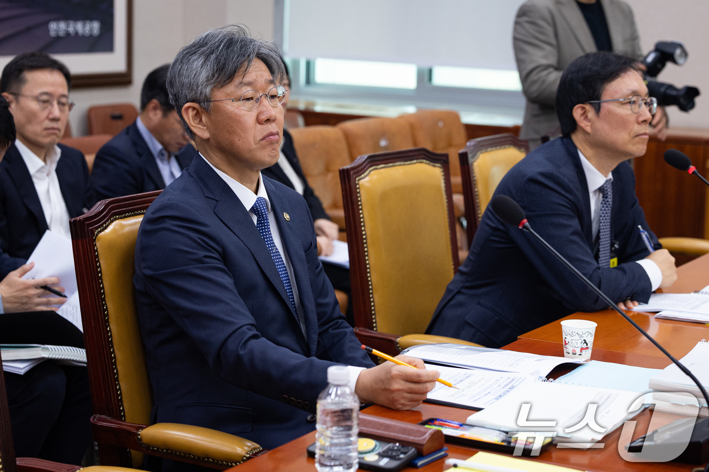 (서울=뉴스1) 유승관 기자 = 김이탁 국토교통부 1차관(왼쪽)이 30일 서울 여의도 국회에서 열린 제433회 국회(임시회) 국토교통위원회 제1차 국토법안심사소위원회에 출석해 자리 …