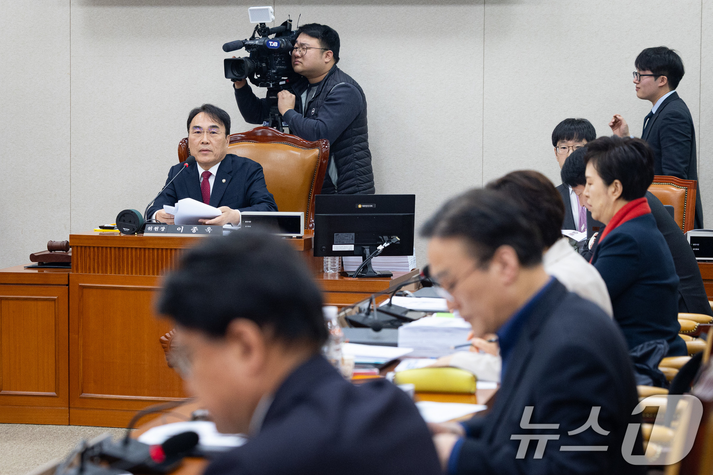 (서울=뉴스1) 유승관 기자 = 이종욱 국회 국토교통위원회 국토법안심사소위원장이 30일 서울 여의도 국회에서 열린 제433회 국회(임시회) 국토교통위원회 제1차 국토법안심사소위원회 …
