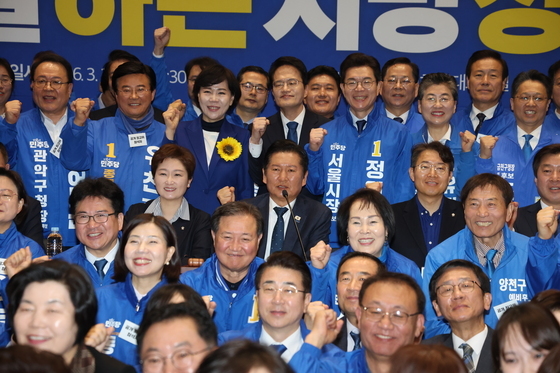 서울시장 예비후보들과 기념촬영하는 정청래 대표