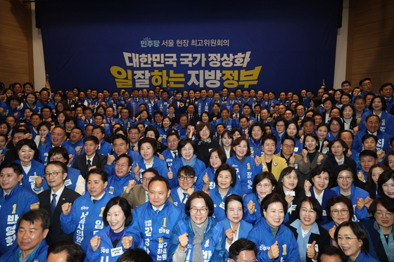 참석자들과 기념촬영하는 정청래 대표