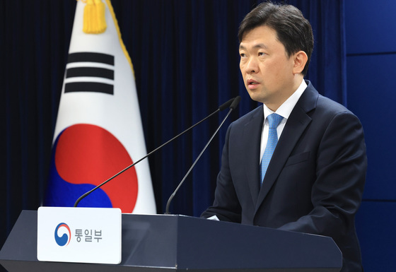 정례브리핑하는 윤민호 통일부 대변인