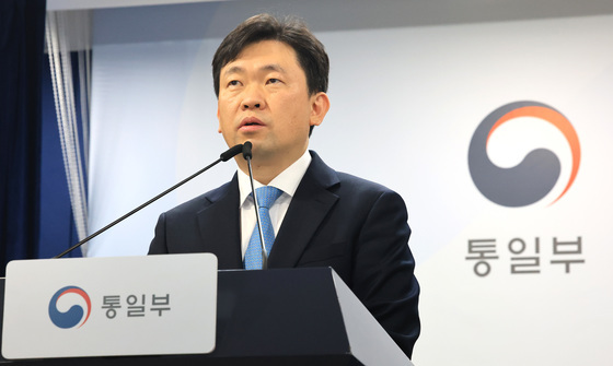 브리핑하는 윤민호 통일부 대변인