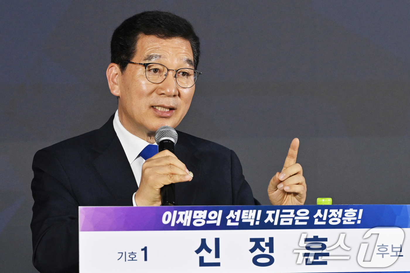 (광주=뉴스1) 김태성 기자 = 주철현 후보가 29일 광주 조선대학교 서석홀에서 열린 더불어민주당 전남광주통합특별시장 후보 선출을 위한 권역별 정책배심원 심층토론회에서 답변하고 있 …