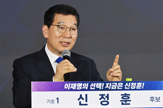 답변하는 신정훈 후보