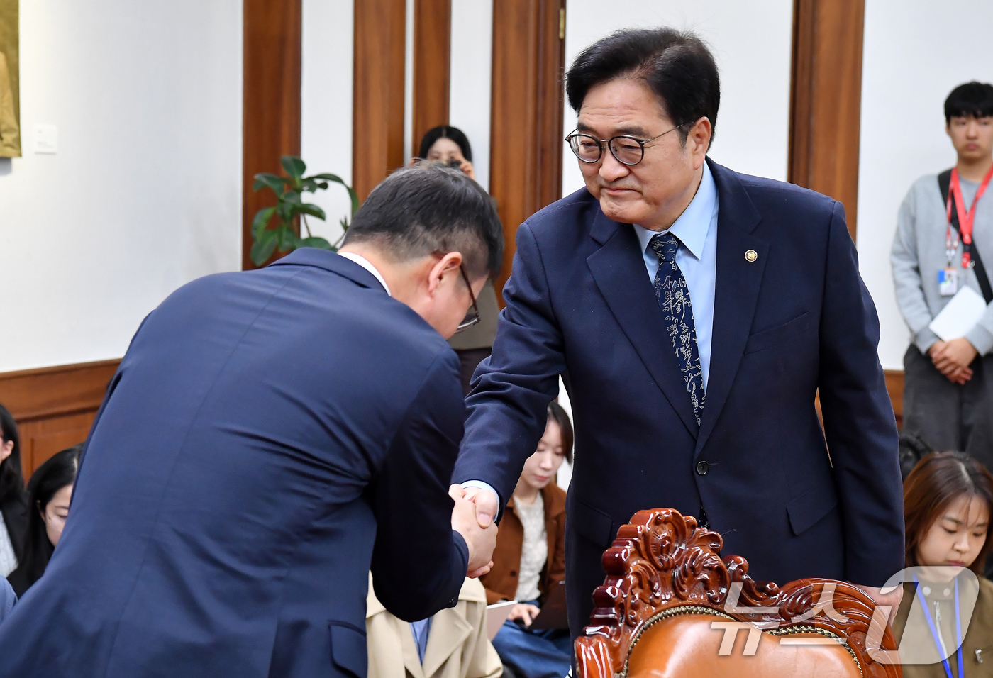 (서울=뉴스1) 유승관 기자 = 우원식 국회의장이 30일 서울 여의도 국회에서 열린 의장 주재 여야 원내대표 회동에서 한병도 더불어민주당 원내대표와 악수를 하고 있다. (공동취재) …