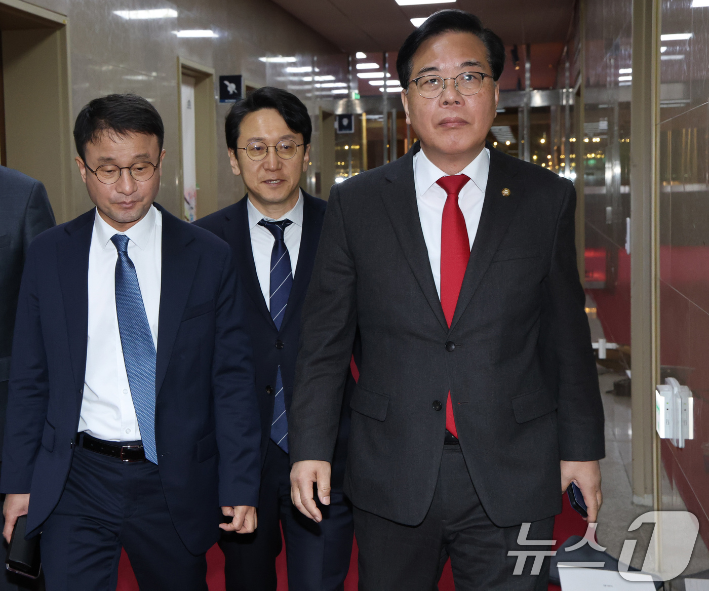 (서울=뉴스1) 유승관 기자 = 여야 원내지도부가 30일 서울 여의도 국회에서 열린 의장 주재 여야 원내대표 회동을 위해 의장실로 들어서고 있다. 왼쪽부터 더불어민주당 한병도 원내 …