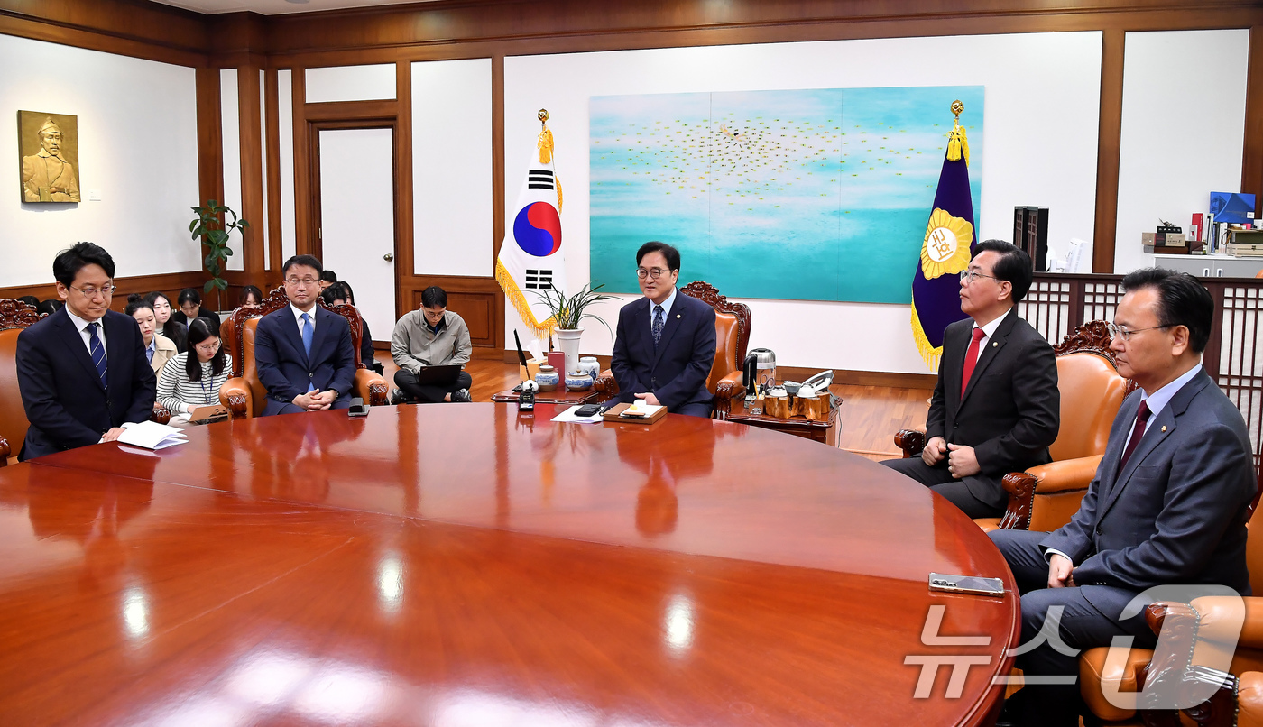 (서울=뉴스1) 유승관 기자 = 우원식 국회의장과 여야 원내지도부가 30일 서울 여의도 국회에서 의장 주재 여야 원내대표 회동을 하고 있다. 왼쪽부터 더불어민주당 천준호 원내운영수 …