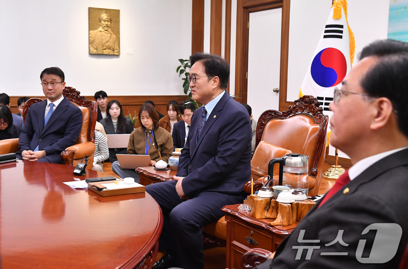 (서울=뉴스1) 유승관 기자 = 우원식 국회의장과 여야 원내지도부가 30일 서울 여의도 국회에서 의장 주재 여야 원내대표 회동을 하고 있다. 왼쪽부터 한병도 더불어민주당 원내대표, …