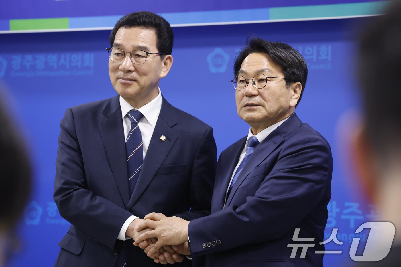 본문 이미지 - 신정훈 후보가 30일 광주시의회에서 더불어민주당 전남광주통합특별시장 강기정 후보와 단일후보로 확정된후 두손을 맞잡고 있다. 2026.3.30 ⓒ 뉴스1 김태성 기자