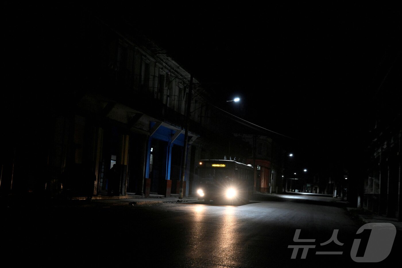 본문 이미지 - 22일(현지시간) 어두운 쿠바 하바나 거리를 달리는 버스. 2026.3.22 ⓒ 로이터=뉴스1