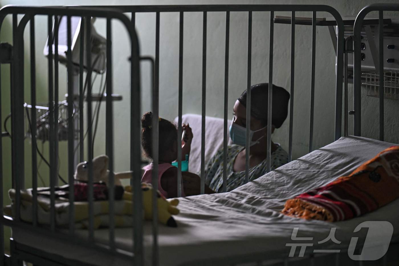 (하바나 AFP=뉴스1) 김경민 기자 = 한 여성이 26일(현지시간) 멕시코의 누에스트라아메리카 선단이 가져온 인도적 지원의 수혜를 받은 윌리엄 솔레르 소아 심장병 센터에서 딸을 …