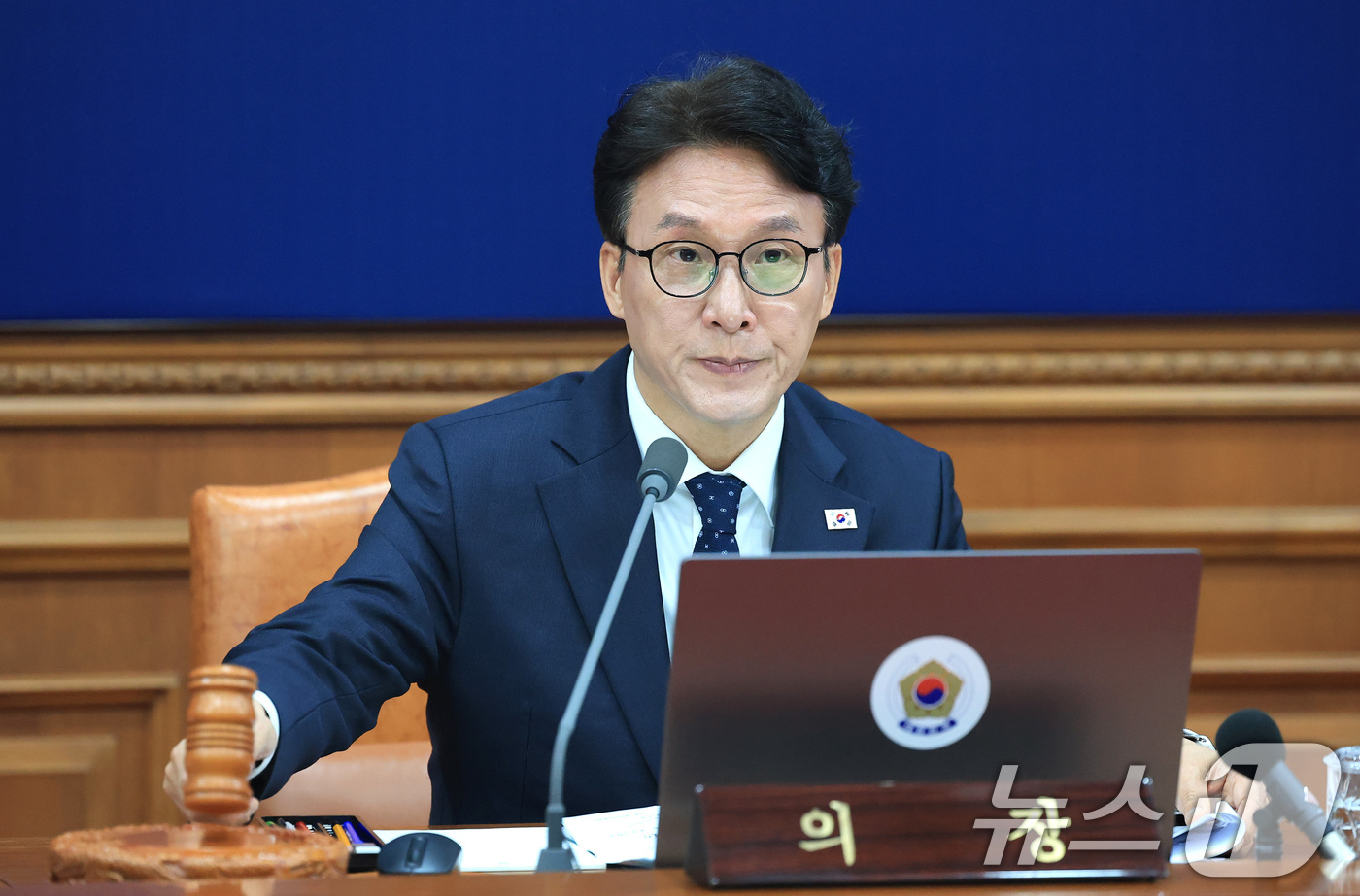 (서울=뉴스1) 임세영 기자 = 김민석 국무총리가 30일 서울 종로구 정부서울청사에서 열린 임시 국무회의에서 의사봉을 두드리고 있다. 2026.3.30/뉴스1
