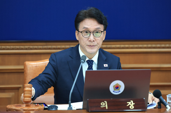임시 국무회의 개회 알리는 김민석 총리