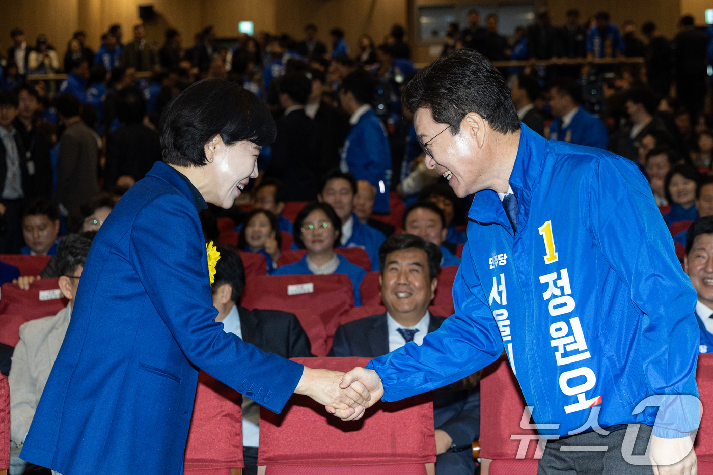 (서울=뉴스1) 이승배 기자 = 30일 서울 여의도 국회 의원회관에서 열린 더불어민주당 서울 현장 최고위원회의에서 전현희, 정원오 서울시장 예비후보가 악수하고 있다. 2026.3. …