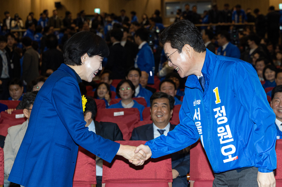 인사 나누는 전현희·정원오 서울시장 예비후보