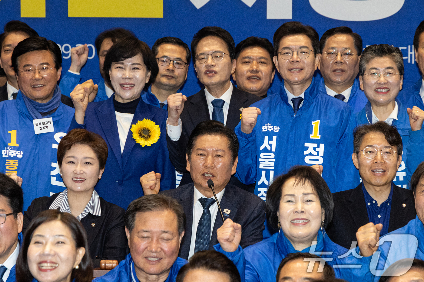 (서울=뉴스1) 이승배 기자 = 정청래 더불어민주당 대표가 30일 서울 여의도 국회 의원회관에서 열린 서울 현장 최고위원회의가 끝난 뒤 전현희, 박주민, 정원오 서울시장 예비후보들 …