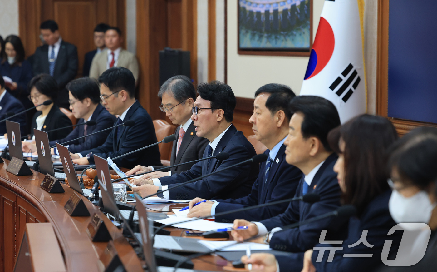 (서울=뉴스1) 임세영 기자 = 김민석 국무총리가 30일 서울 종로구 정부서울청사에서 열린 임시 국무회의에서 모두발언을 하고 있다. 2026.3.30/뉴스1