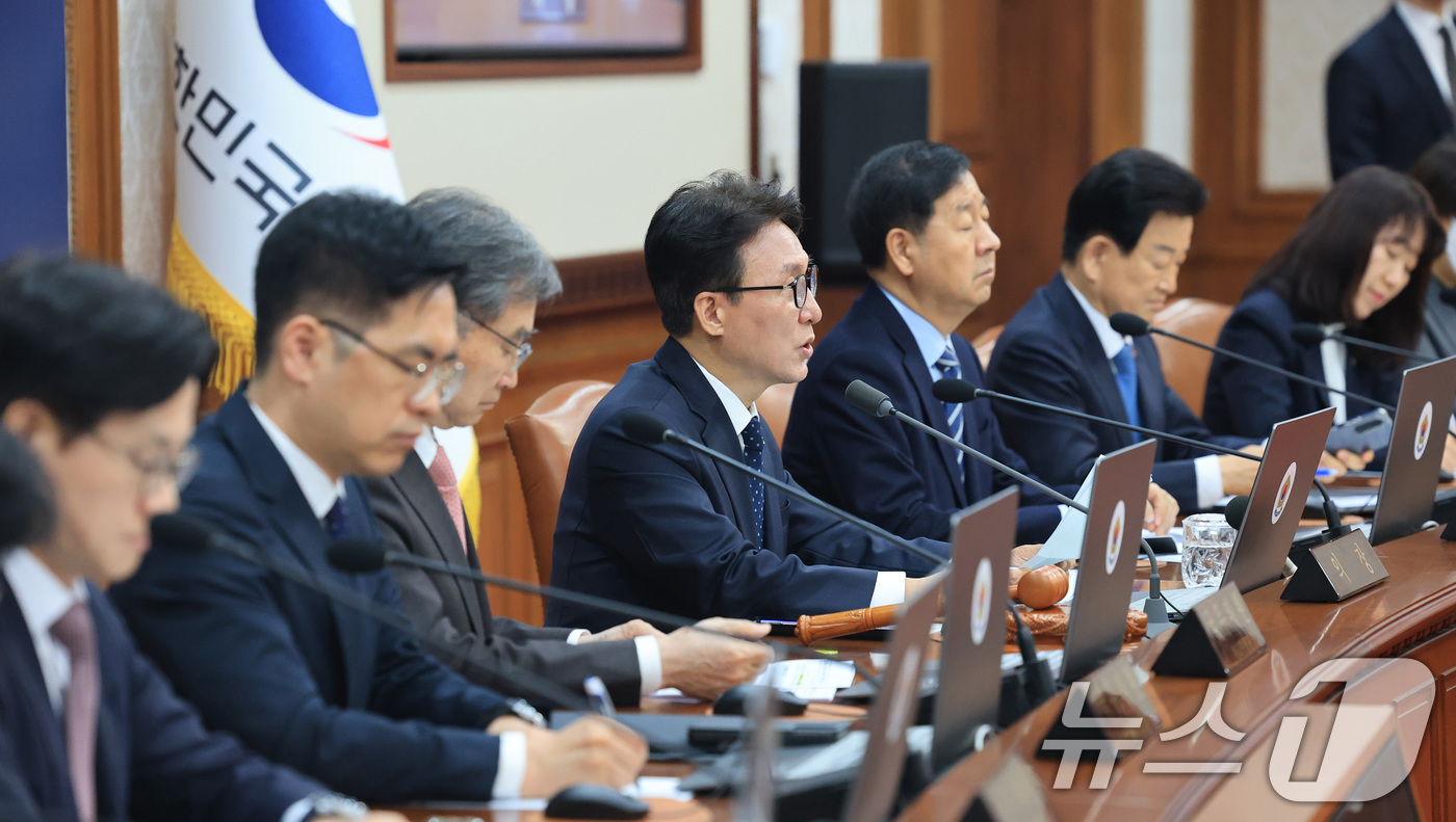 (서울=뉴스1) 임세영 기자 = 김민석 국무총리가 30일 서울 종로구 정부서울청사에서 열린 임시 국무회의에서 모두발언을 하고 있다. 2026.3.30/뉴스1