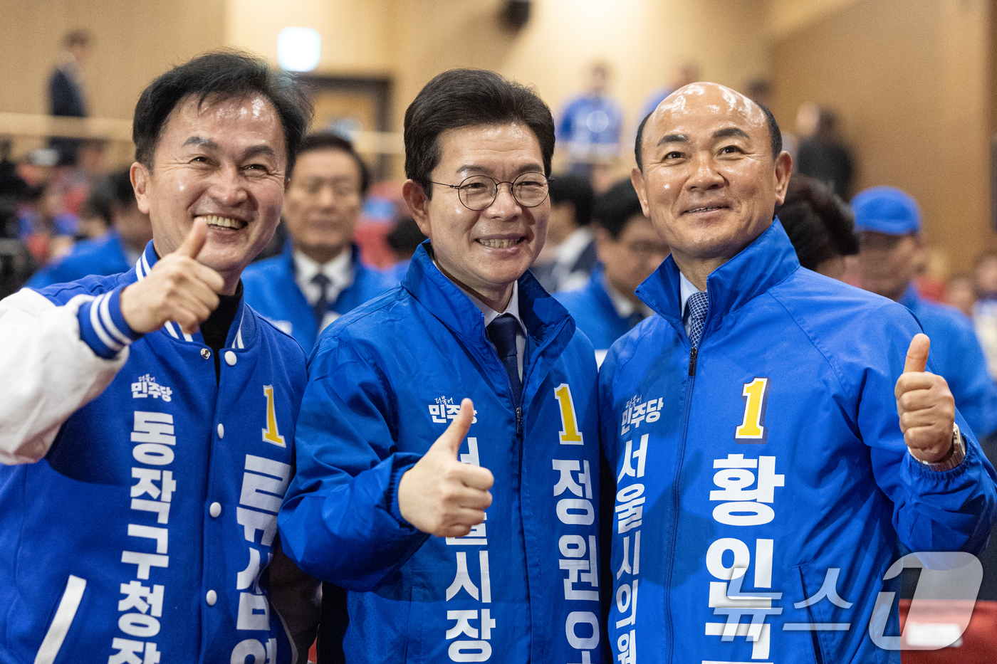 (서울=뉴스1) 이승배 기자 = 정원오 더불어민주당 서울시장 예비후보가 30일 서울 여의도 국회 의원회관에서 열린 서울 현장 최고위원회의에 참석해 사진촬영을 하고 있다. 2026. …