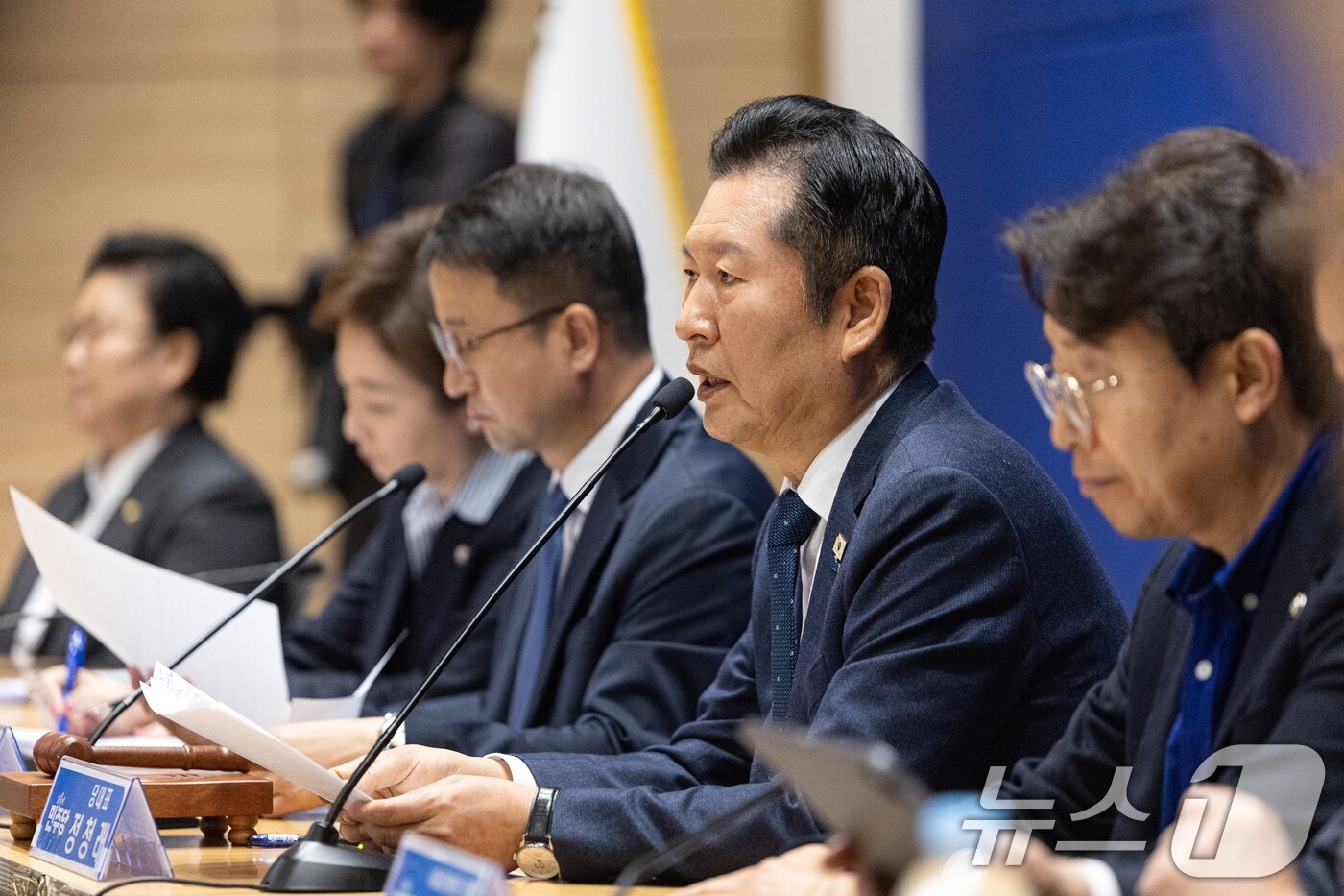 본문 이미지 - 정청래 더불어민주당 대표가 30일 서울 여의도 국회 의원회관에서 열린 서울 현장 최고위원회의에서 모두발언하고 있다. 2026.3.30 ⓒ 뉴스1 이승배 기자