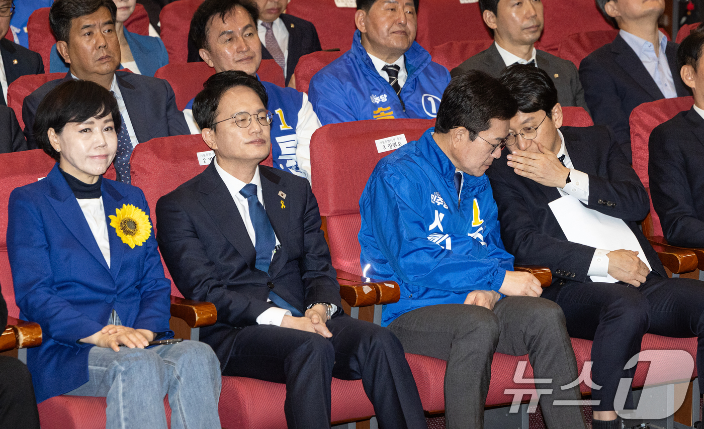 (서울=뉴스1) 이승배 기자 = 30일 서울 여의도 국회 의원회관에서 열린 더불어민주당 서울 현장 최고위원회의에서 정원오 서울시장 예비후보가 천준호 원내수석과 대화하고 있다. 20 …