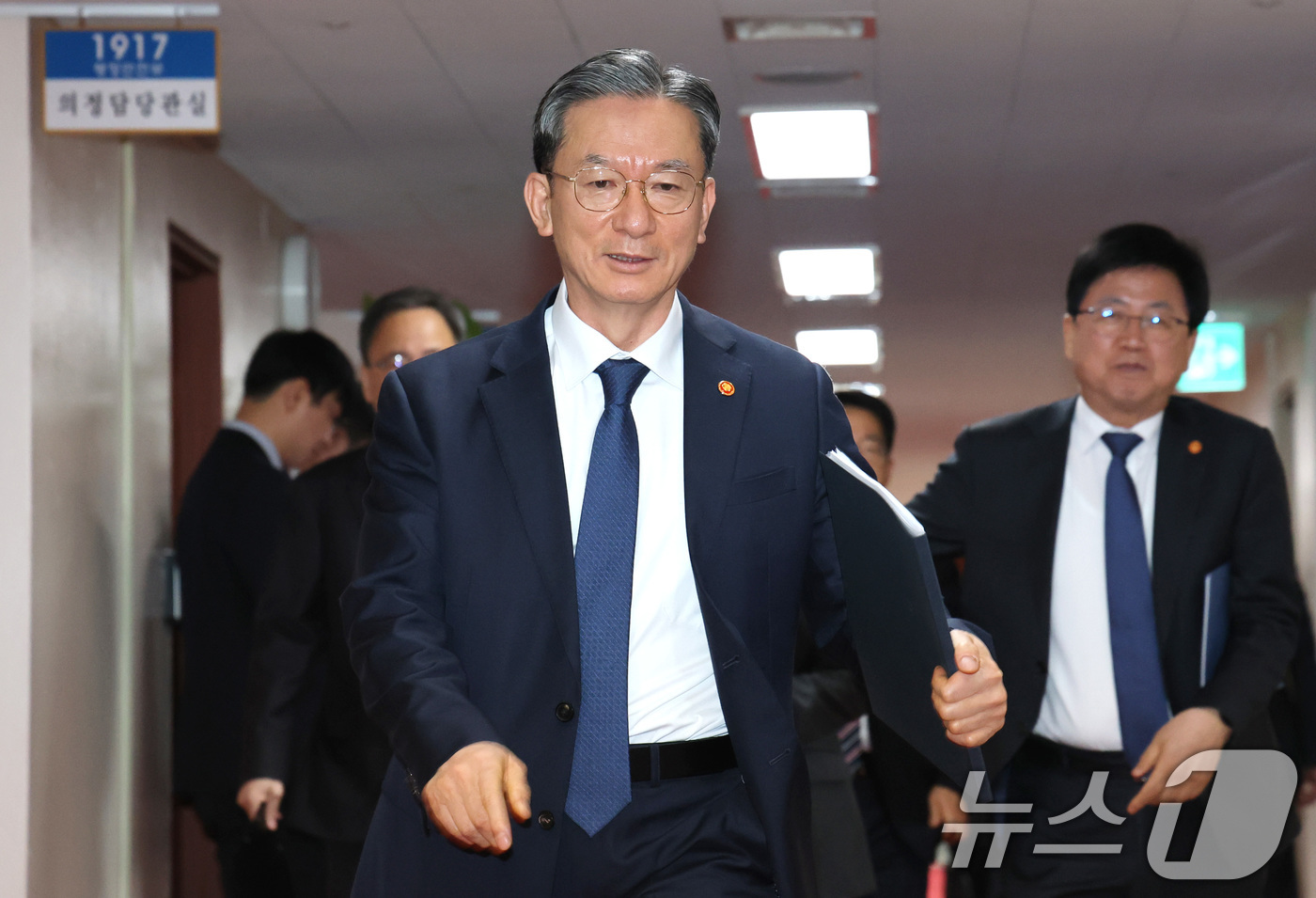 (서울=뉴스1) 임세영 기자 = 정성호 법무부 장관이 30일 서울 종로구 정부서울청사에서 열린 임시 국무회의에 참석하고 있다. 2026.3.30/뉴스1