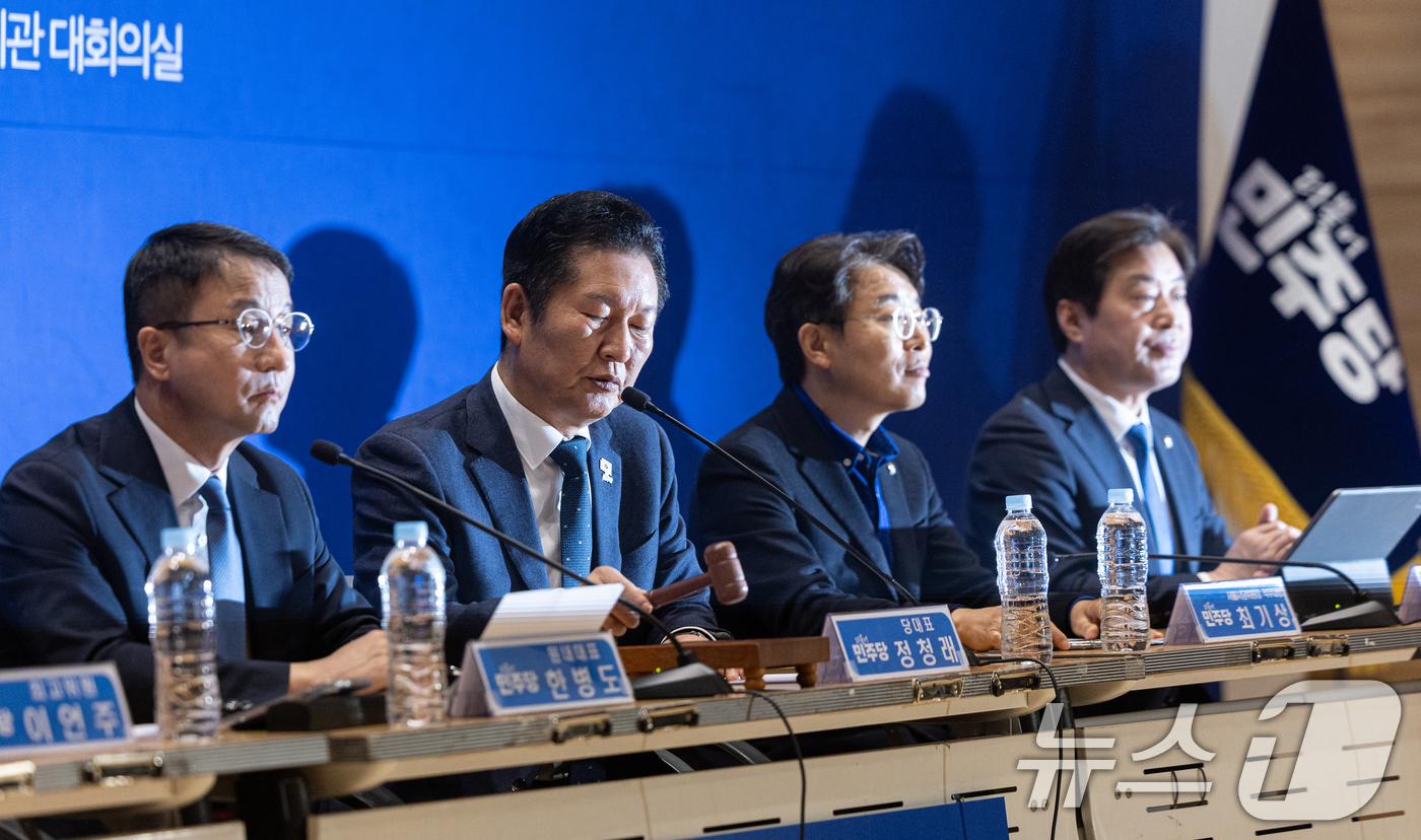 (서울=뉴스1) 이승배 기자 = 정청래 더불어민주당 대표가 30일 서울 여의도 국회 의원회관에서 열린 서울 현장 최고위원회의에서 의사봉을 두드리고 있다. 2026.3.30/뉴스1