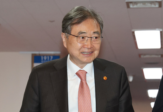 임시 국무회의 참석하는 조현 장관